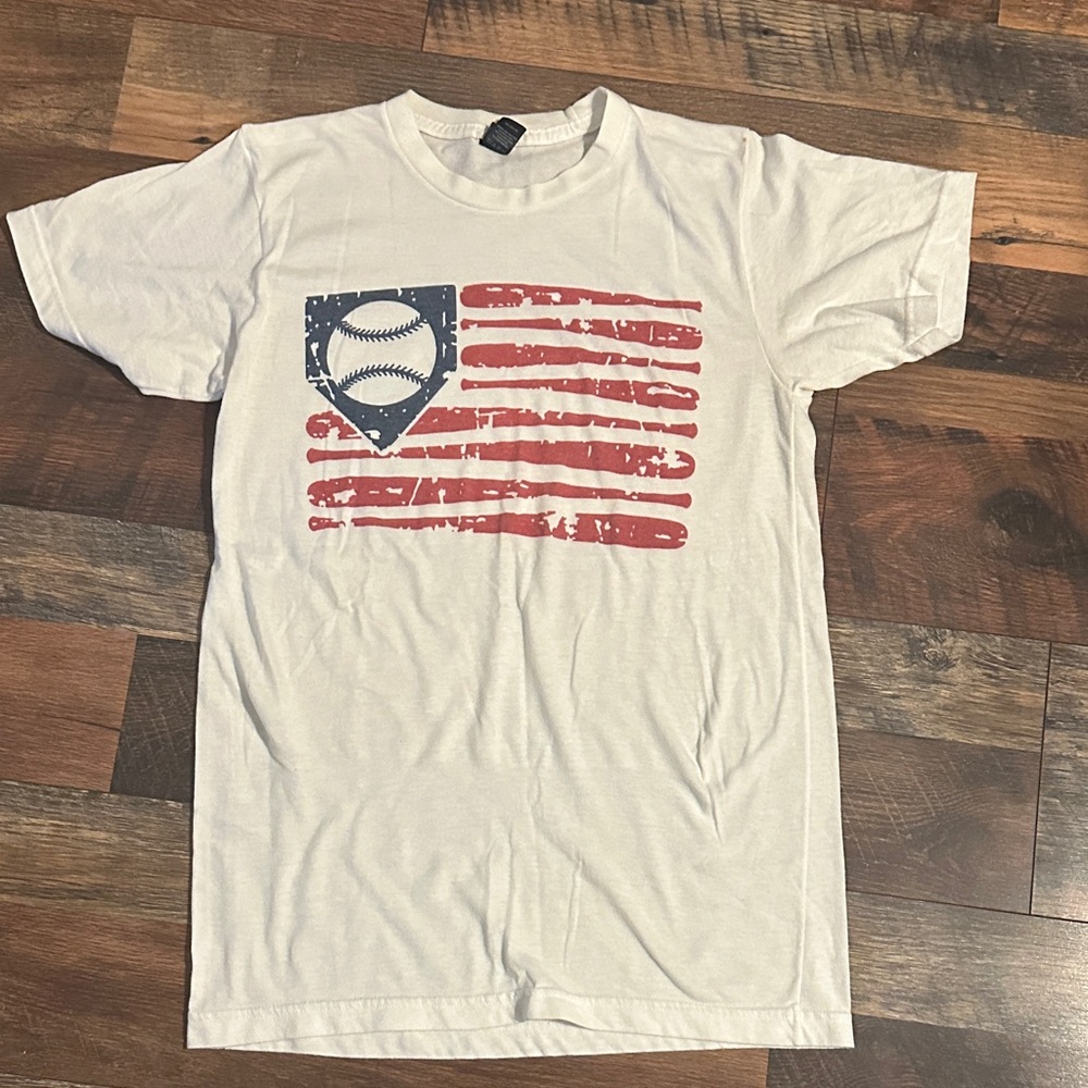 ❤️ 3/$10 Tulle White and Red Baseball Flag Tee